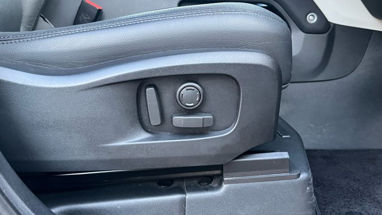 Land Rover Defender 3.0 D250 X-Dynamic SE 110 5dr Auto Diesel Estate